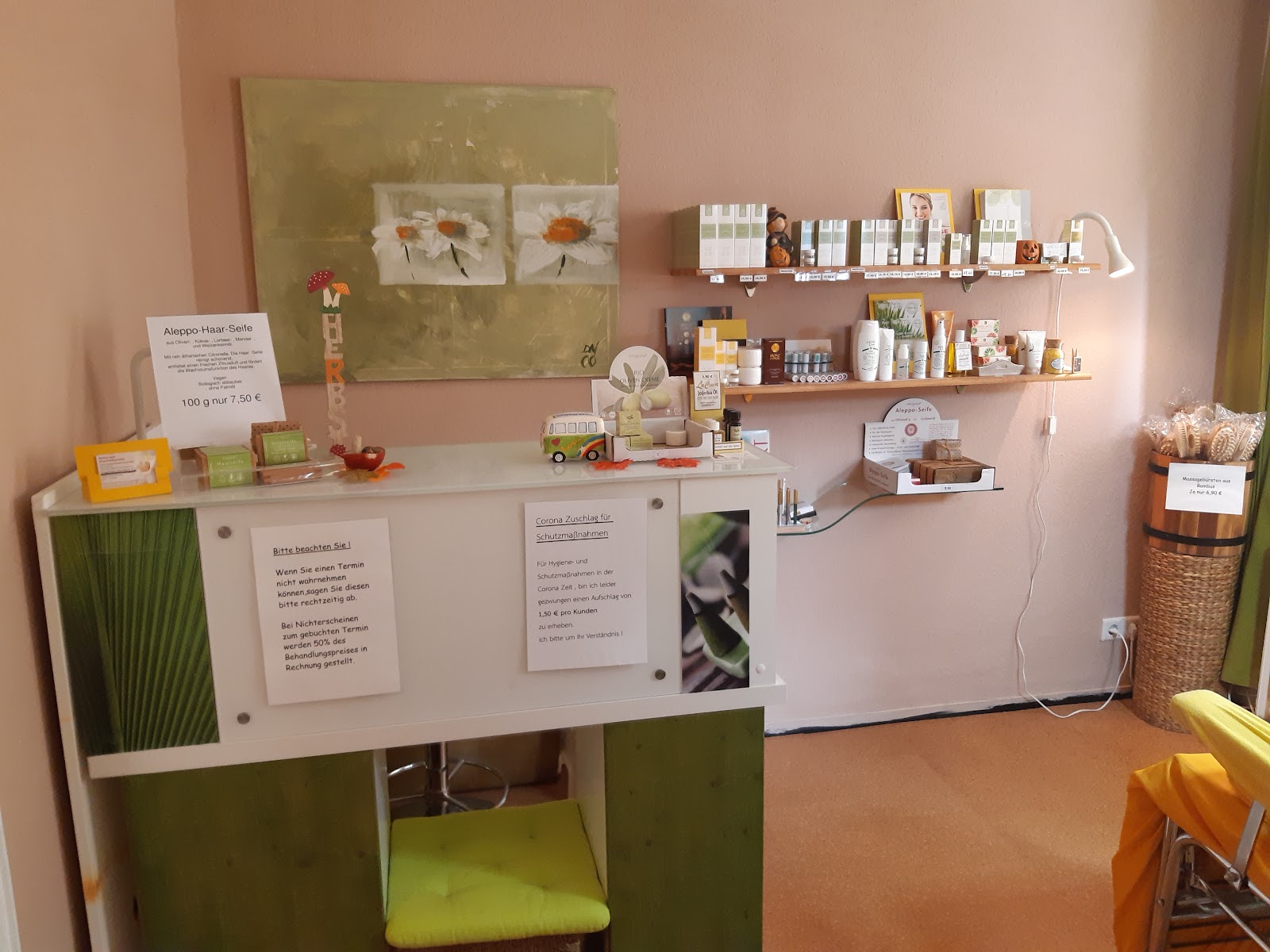 Empfangsbereich im Natur-pur Kosmetikstudio mit Naturkosmetik-Regal
