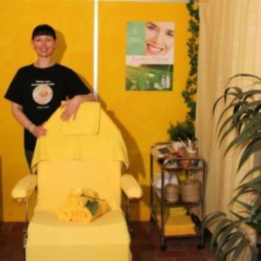 Maike Bothe, Inhaberin des Natur-pur Kosmetikstudios, am Behandlungsplatz